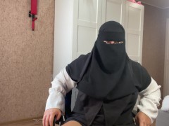 Арабская милфа с большими сиськами сидит в вебчате 6/16