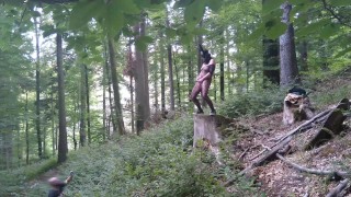 De pie orinando en un bosque con una máscara de conejito y una red de red
