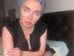 Мачеха заманила парня в комнату под левым предлогом - Screenshot 1 of 16 - My Hot Stepmom