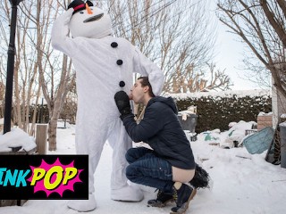 TWINKPOP - 入れ墨されたguy Bo Sinnは雪だるまに身を包み、青Benjaminの穴をすべてファックします