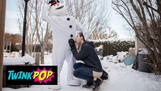 TWINKPOP - Tatuada Guy Bo Sinn se viste de muñeco de nieve y se folla todos los agujeros de Benjamin blue