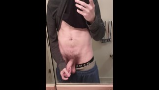 Поглаживание большого белого члена и яиц