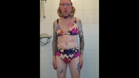 Sissy pisse dans son bikini