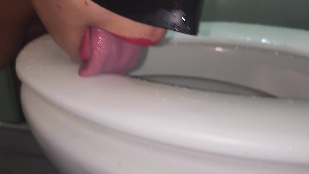 便器舐め　便器フェチ 私の人間のトイレは小便を渇いて、便器全体を舌で掃除します 08/24/2023 - Pornhub.com