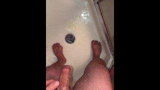 Compilação solo masculino de urina no chuveiro