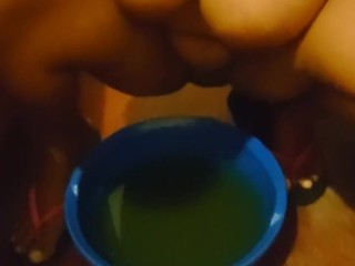ලොකු තන් දෙකක් තියන අක්කා චූ කරනවා - Lankan Big Boobs Girl Pissing