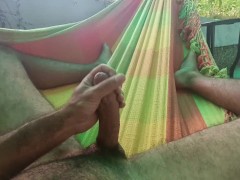 Punheta na rede de descanso, meu pau grande e grosso gozando muito nos meus pêlos