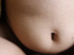 براحة ياوليد انا سارة دعوت صديقى وليد بعد حفلة التخرج علشان ينيكنى ونحتفل فى منزلى فتح كسى وفشخنى 14/16