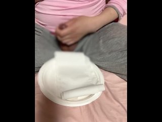 乳首をいじりながら大量射精