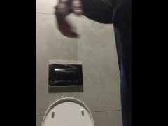 Девушка писает в общественном туалете и показывает прокладку на 6-й день месячных - Screenshot 16 of 16 - Kink