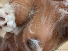 Ebony Midget Plays With Pussy in The Bath