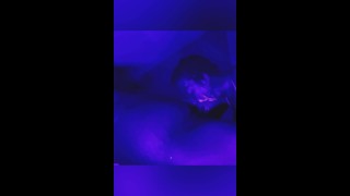 Glow in the dark suck off vidéo complète