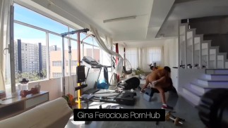 La troia tettona latina che scopa con il fratellastro in palestra. Ama sentire un cazzo enorme dentro la figa