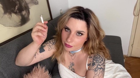 Garota tatuada fumando