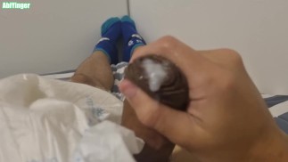 ABDL Diaper Boy kommt und macht einen riesigen Cumshot in seiner Windel