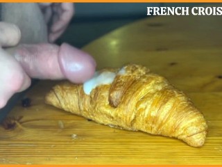 Franse Guy Cums Op Een Croissant