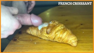 Franse Guy Cums op een croissant