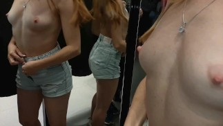 Camerino! Una coppia eccitata scopa senza essere timida delle persone!