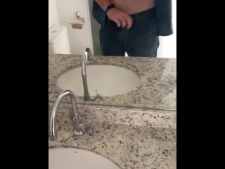 Le Courtier Urine Dans Le Lavabo et Se Masturbe Avant L'arrivée Du Client
