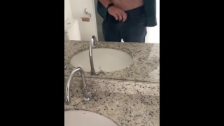 makelaar urineert in de gootsteen en masturbeert voordat de klant arriveert