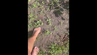 Грязные пальцы ног ходят по грязи