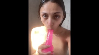 她正在洗澡，想在她的嘴里感觉到一个大鸡巴