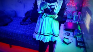 Горничная фембой награждается тортом, но должна выйти из своего целомудрия и выпить молока, чтобы съесть его