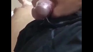 Super groß auf meiner Brust spritzt Wasser nach dem Spritzen