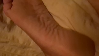 Посмотрите на ее маленькие ножки перед тем, как заняться сексом