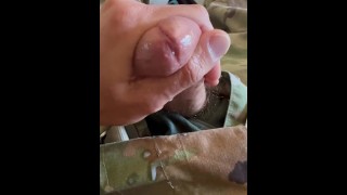 Soldat jouant avec sa bite en uniforme partie 4