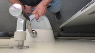 est tellement excitée au travail et avait besoin de souffler une charge chaude dans les toilettes