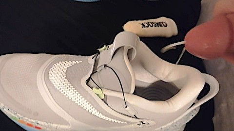 Ich spritze die erste Sperma Ladung in meine neuen Nike BB Adapt Basketball Sneaker