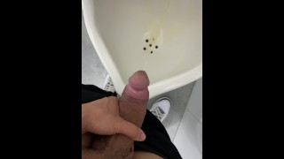 Orinando en el baño del trabajo  💦