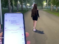 Жёстко Кончаю на прогулке в общественном парке с дистанционно управляемым вибратором 15/16