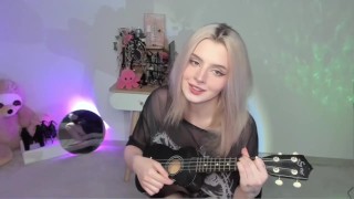 Hot menina loira tocando no ukulele e cantando em roupa safada