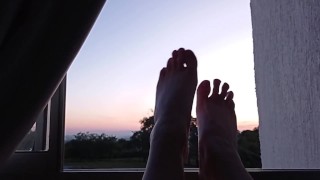 私の足の隣でこの美しい夕日を鑑賞してください