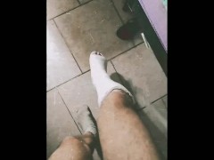 De muletas, caminhando e ele pulando...