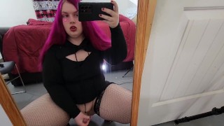 Hot BBW Tranny se masturba en un espejo