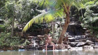 Couole echte seks in een waterval in Thailand
