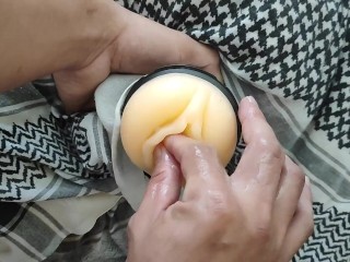 слишком возбужден с этой тугой киской Fleshlight