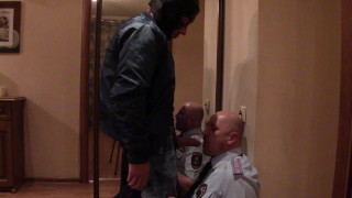 HARD BDSM - SKINHEAD avec une GROSSE BITE baise UN POLICIER très DUR dans la GORGE PROFONDE