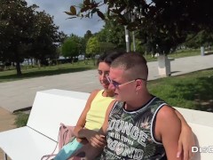 Куколд смотрит как его жену трахает незнакомец который  1/16