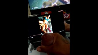 Papi masturbándose con sus propios videos porno