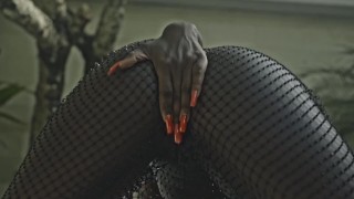 SANKTOR - UNE MILF BLACK SE MASTURBE