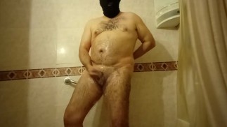 Дрочу в душе и показываю свою жопу.