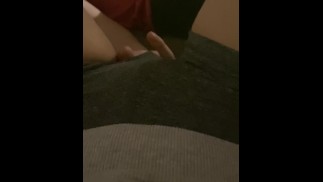 Dejo que mi roomie me meta los dedos rico