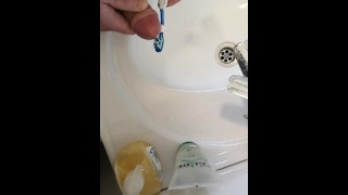 Rutina matutina, semen en cepillo de dientes para lavar su boca sucia