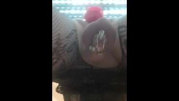 Crossdresser fickt Dildo am Fenster