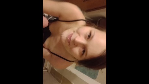 Die schöne junge MILF hat mir einen PERFEKTEN Blowjob gegeben und ich habe ihr den Mund mit Sperma g