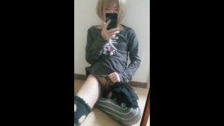 Un femboy que se masturba frente al espejo